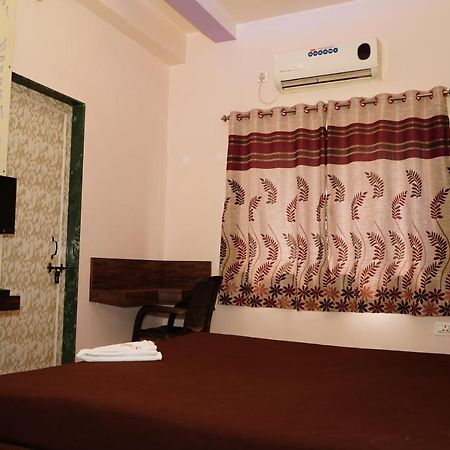 Yuvraj Lodge Osmanabad Ngoại thất bức ảnh