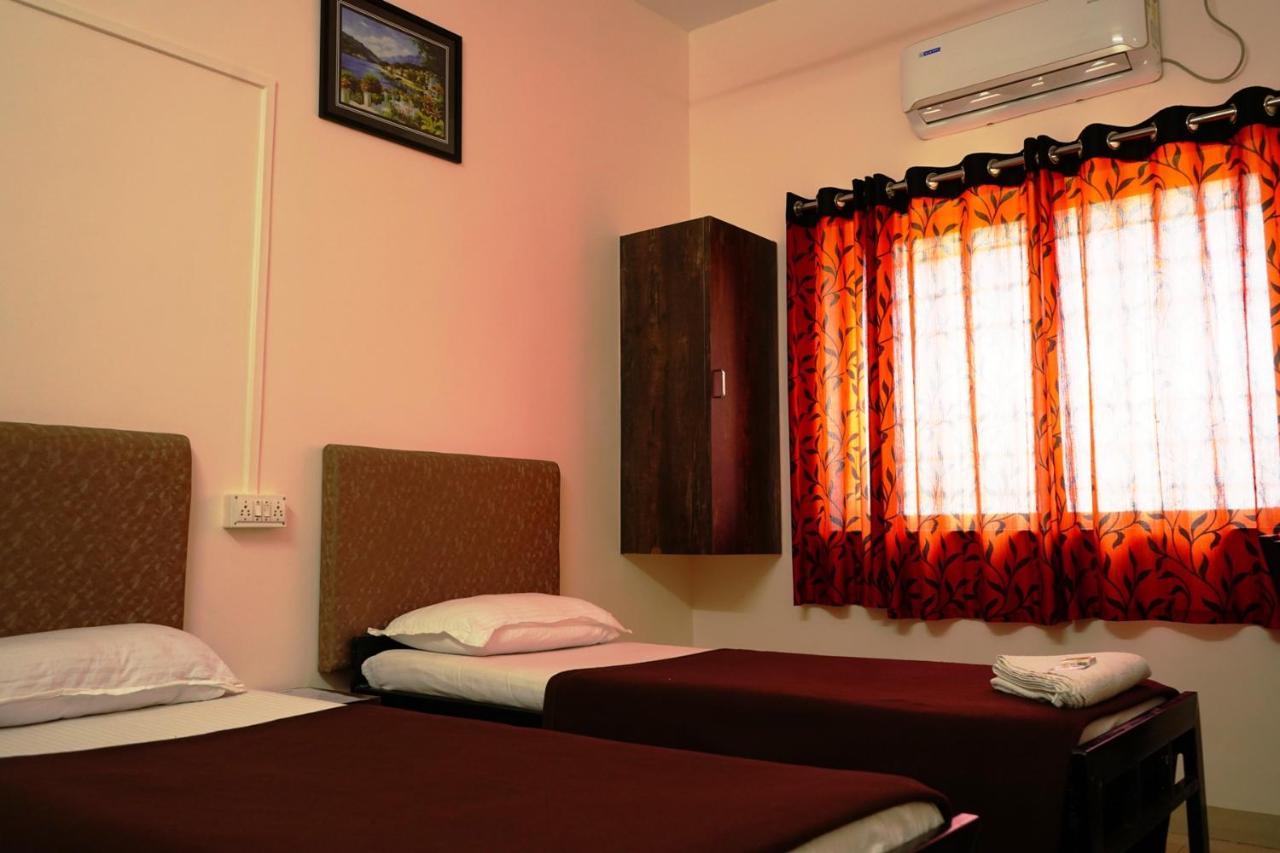 Yuvraj Lodge Osmanabad Ngoại thất bức ảnh