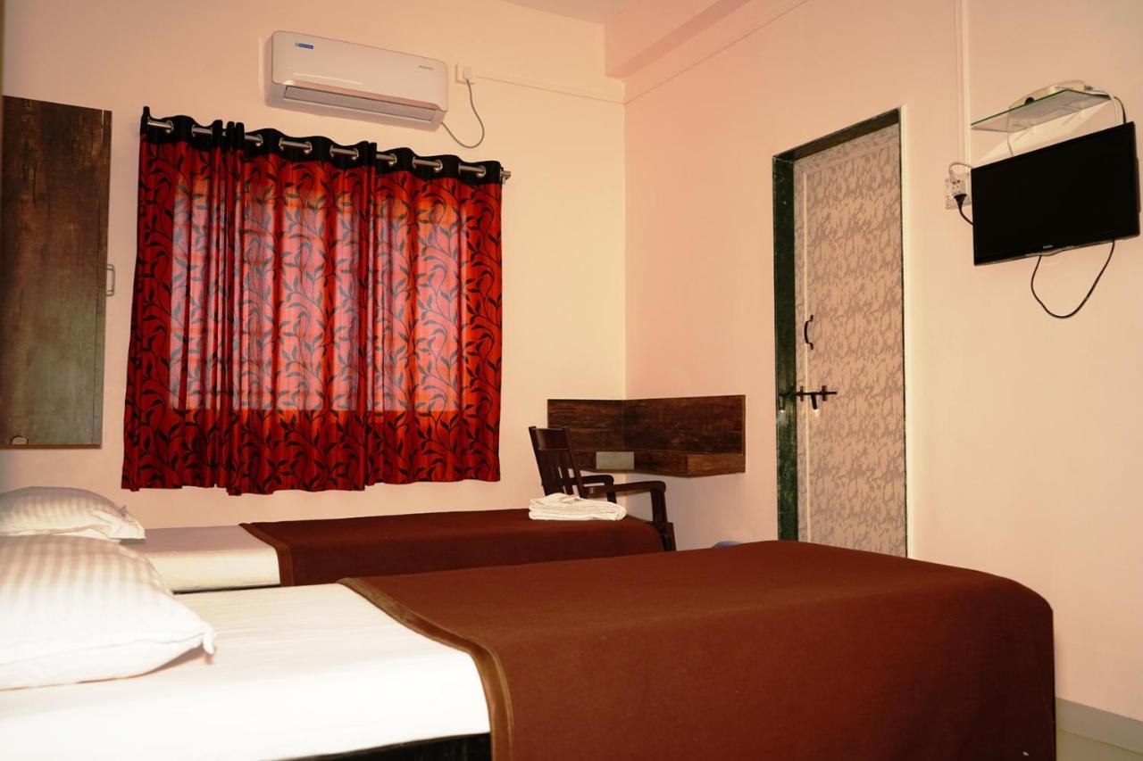 Yuvraj Lodge Osmanabad Ngoại thất bức ảnh